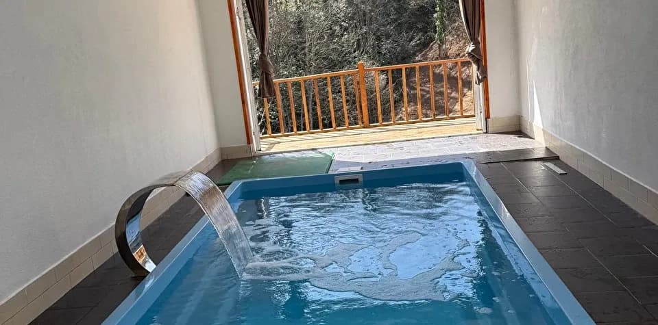 Jakuzili özel havuzlu süit