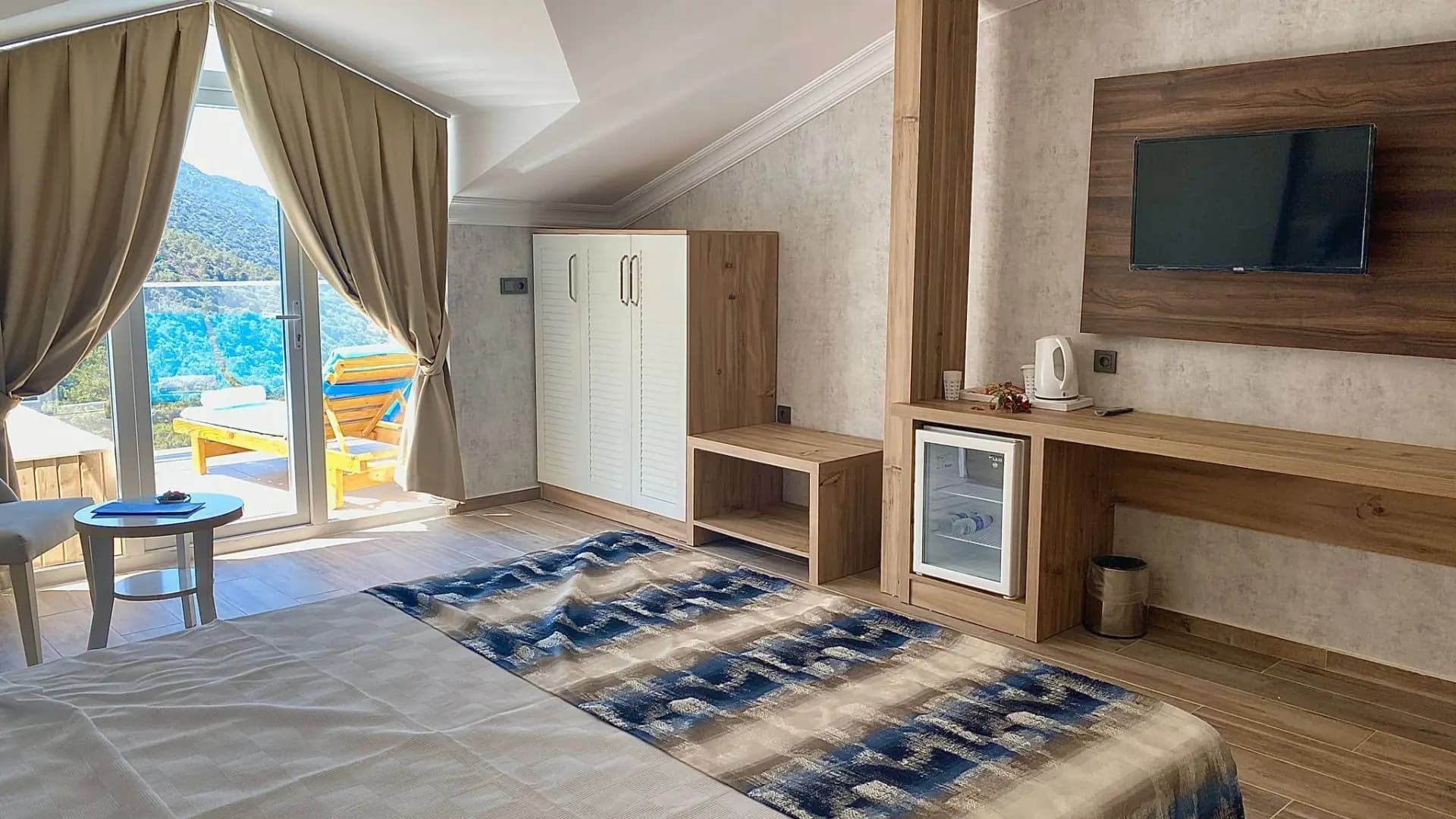 Deniz manzaralı teras jakuzili oda