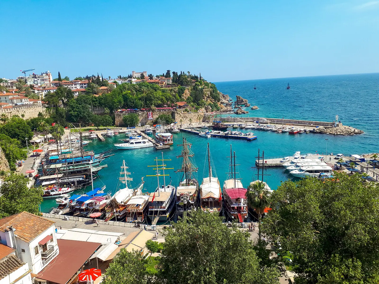 Antalya Kaleiçi yat limanı, tarihi evler ve turkuaz deniz