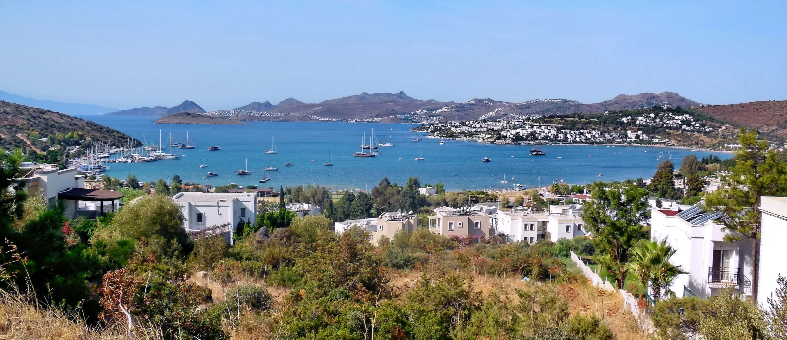 Bodrum Bitez koyunda demirli tekneler, beyaz evler ve arkadaki adalar