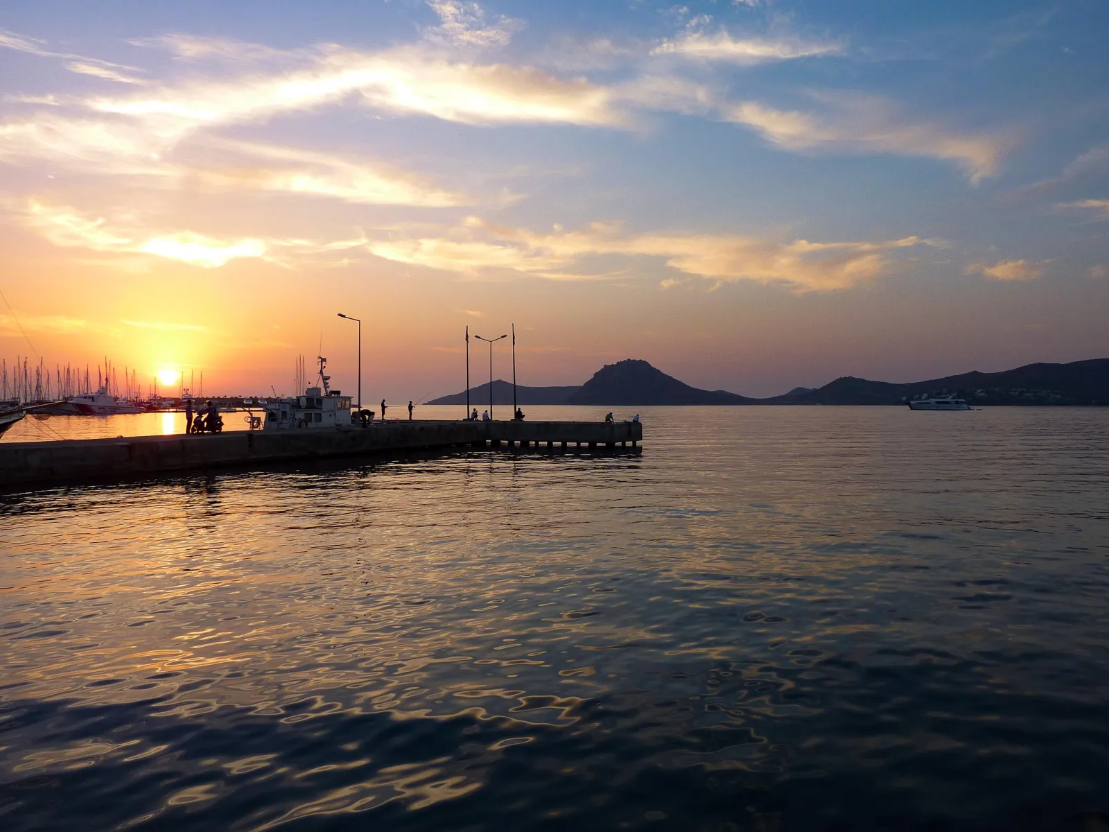 Yalıkavak'ta marina iskelesi üzerinde gün batımı ve karşıdaki tepeler
