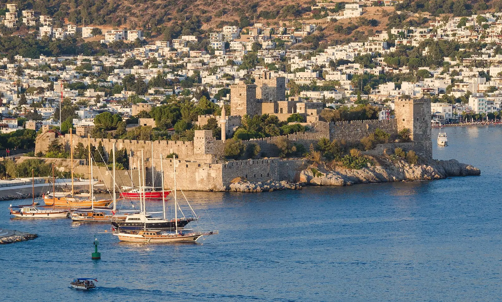 Bodrum Kalesi, önündeki koyda guletler ve yamaçtaki beyaz evler