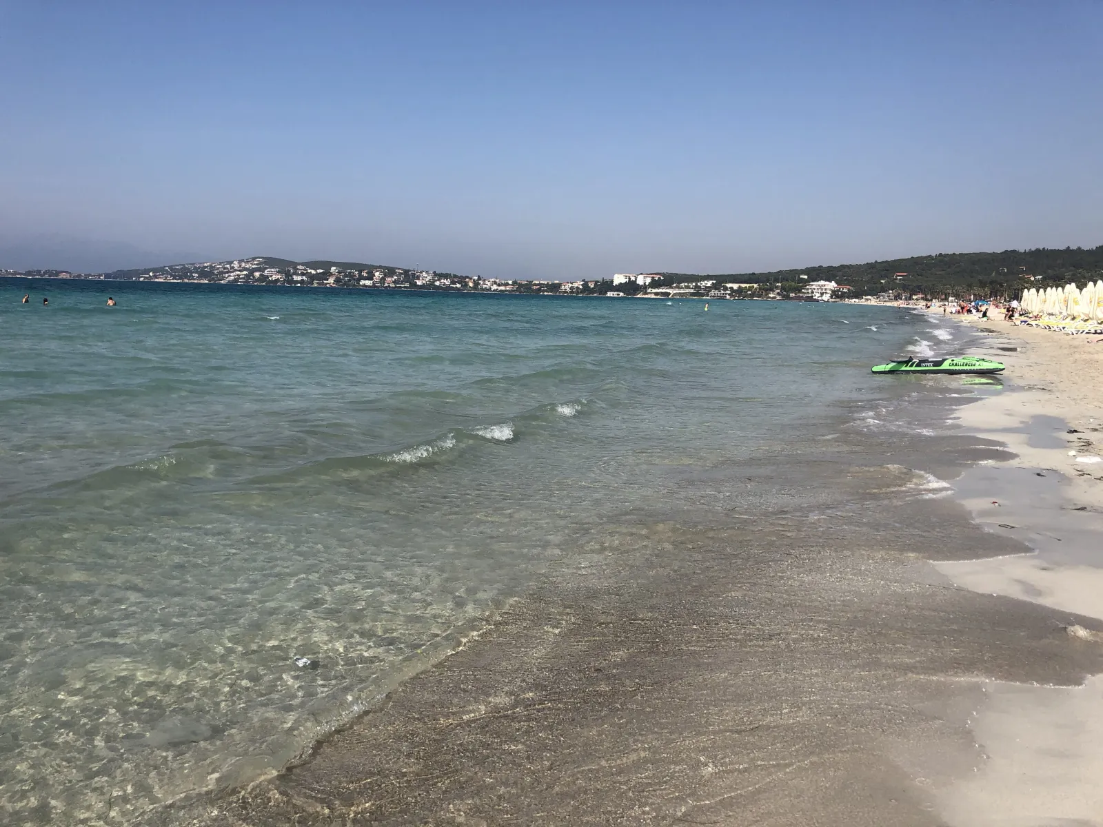 Çeşme Ilıca'da uzun kumsal, sığ ve berrak deniz, uzakta kıyı yerleşimi