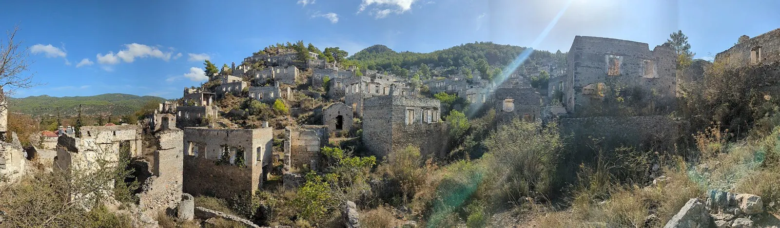 Fethiye Kayaköy'de yamaç boyunca uzanan eski yerleşimin genel görünümü