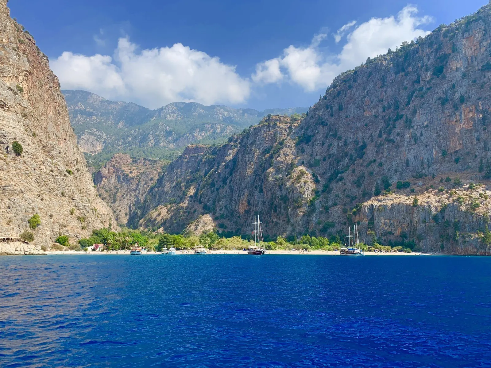 Denizden görünen Kelebekler Vadisi, yüksek kayalıklar ve koy