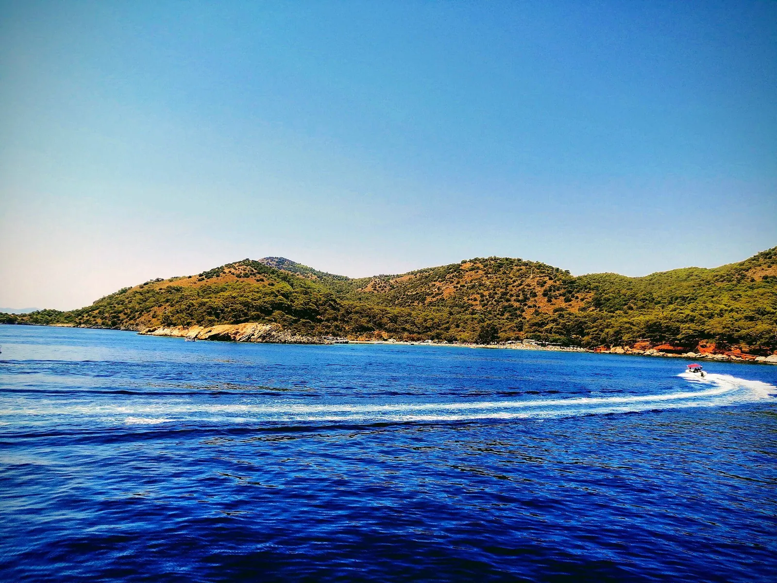 Ölüdeniz koyunda turkuaz deniz ve kıyıdaki otel bölgesi