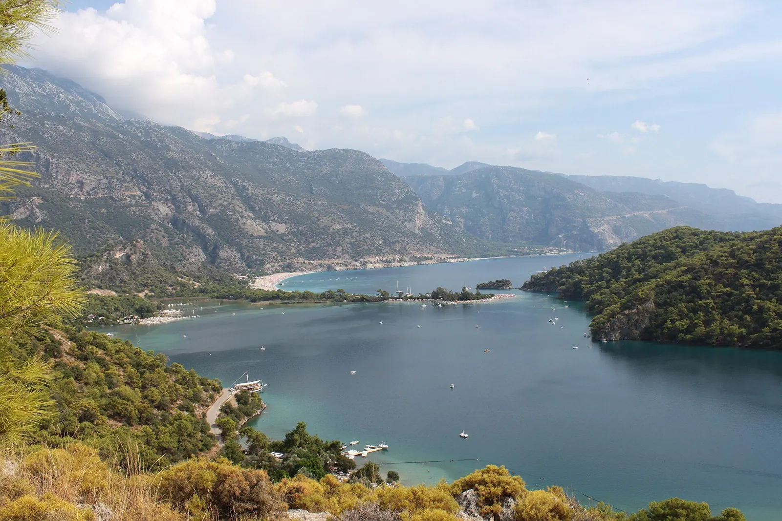 Fethiye Ölüdeniz lagünü ile Kumburnu kıyısının yukarıdan görünen doğal sınırları