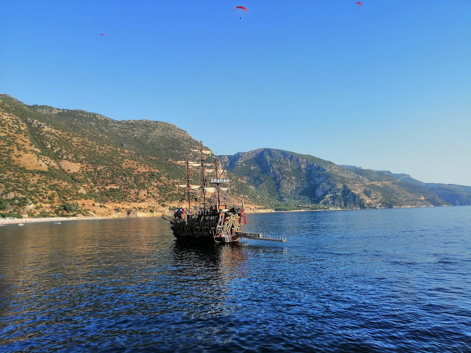 Fethiye balayında Ölüdeniz koyunda sakin bir tekne turu, turkuaz deniz