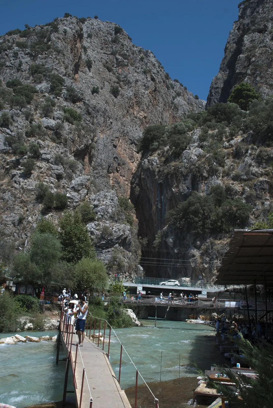 Fethiye balayında Saklıkent Kanyonu'nun yüksek duvarları arasında serin yürüyüş yolu