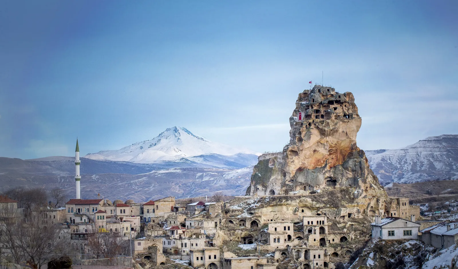 Ortahisar Kalesi, çevresindeki taş evler ve arkada karlı Erciyes Dağı