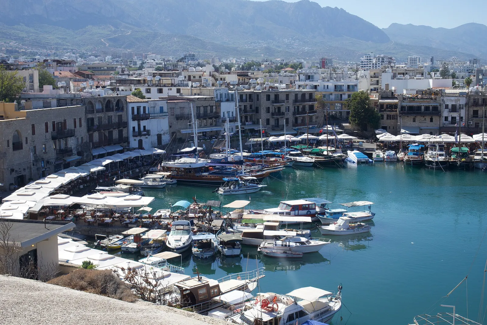 Girne kalesinden bakışla antik liman, tekneler ve Beşparmak Dağları
